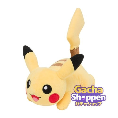 Pikachu Bamse der ligger på maven